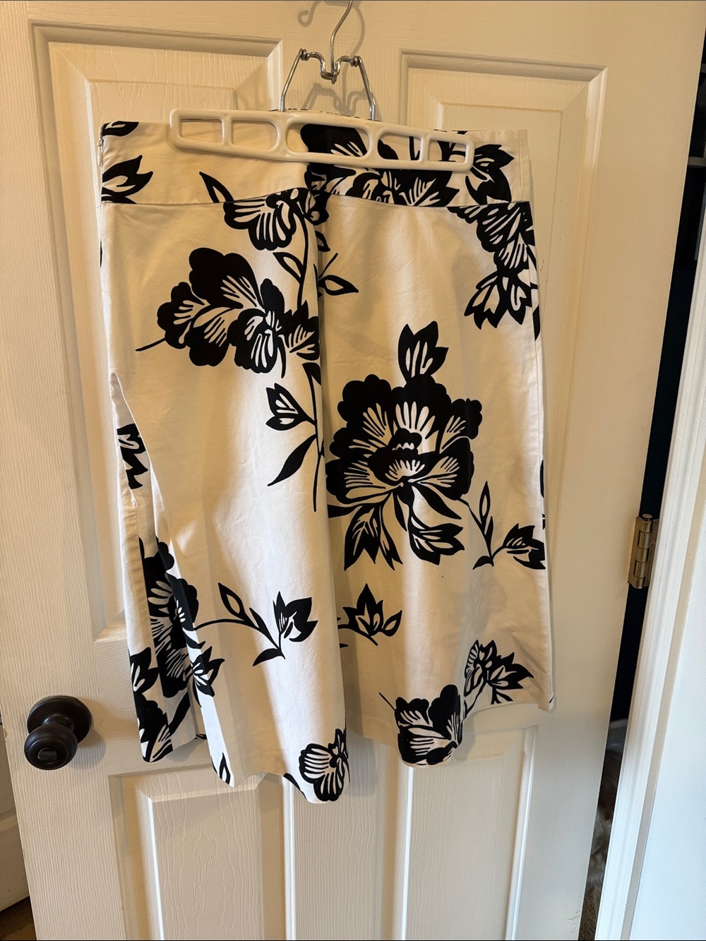 Gap Classic Black & White Floral A-Line Skirt size 8